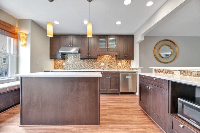 Building Photo - 1053 N George Mason Dr