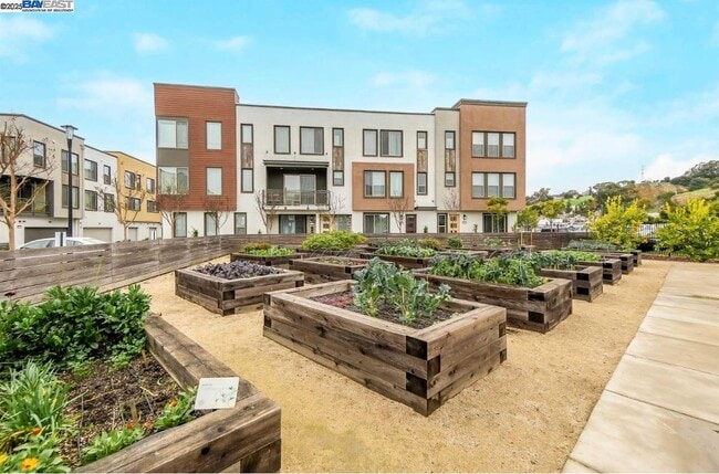 Building Photo - 25350 Parklane Dr