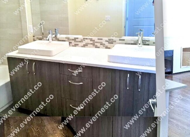 Building Photo - Modern 3-Bedroom Townhome in a Great Locat...