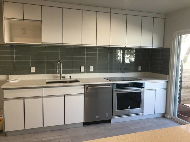 Building Photo - 8907 Tronewood Dr