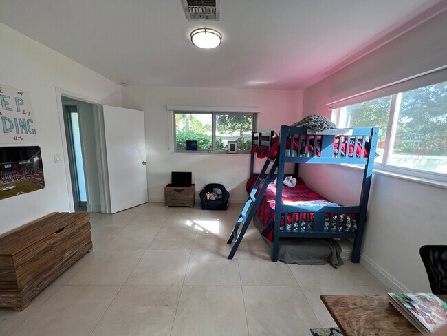 Building Photo - 9840 SW 69th Ave