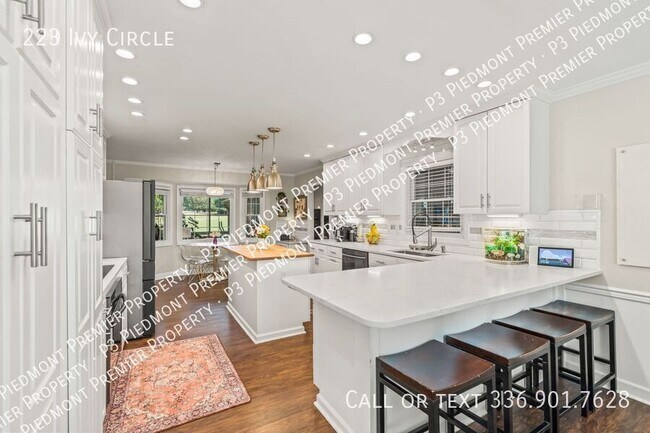 Building Photo - 223 Ivy Cir