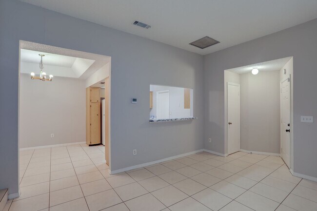Building Photo - 370 Springdale Dr
