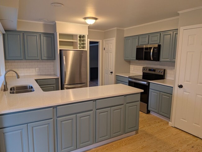 Building Photo - Gorgeous 4 Bed, 3 Bed House for Rent in Me...