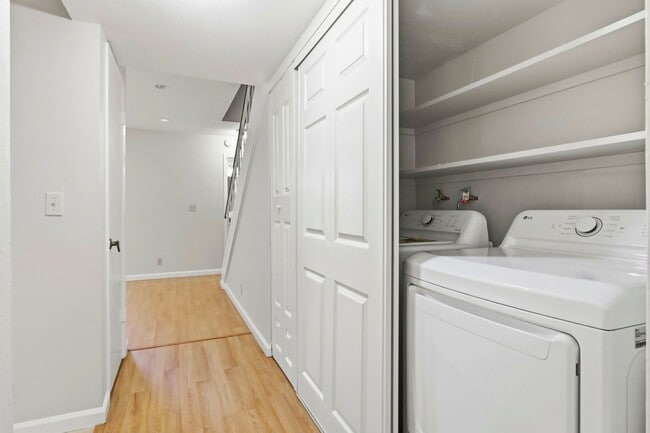 Building Photo - Sunset Park Townhouse Available for Rent!