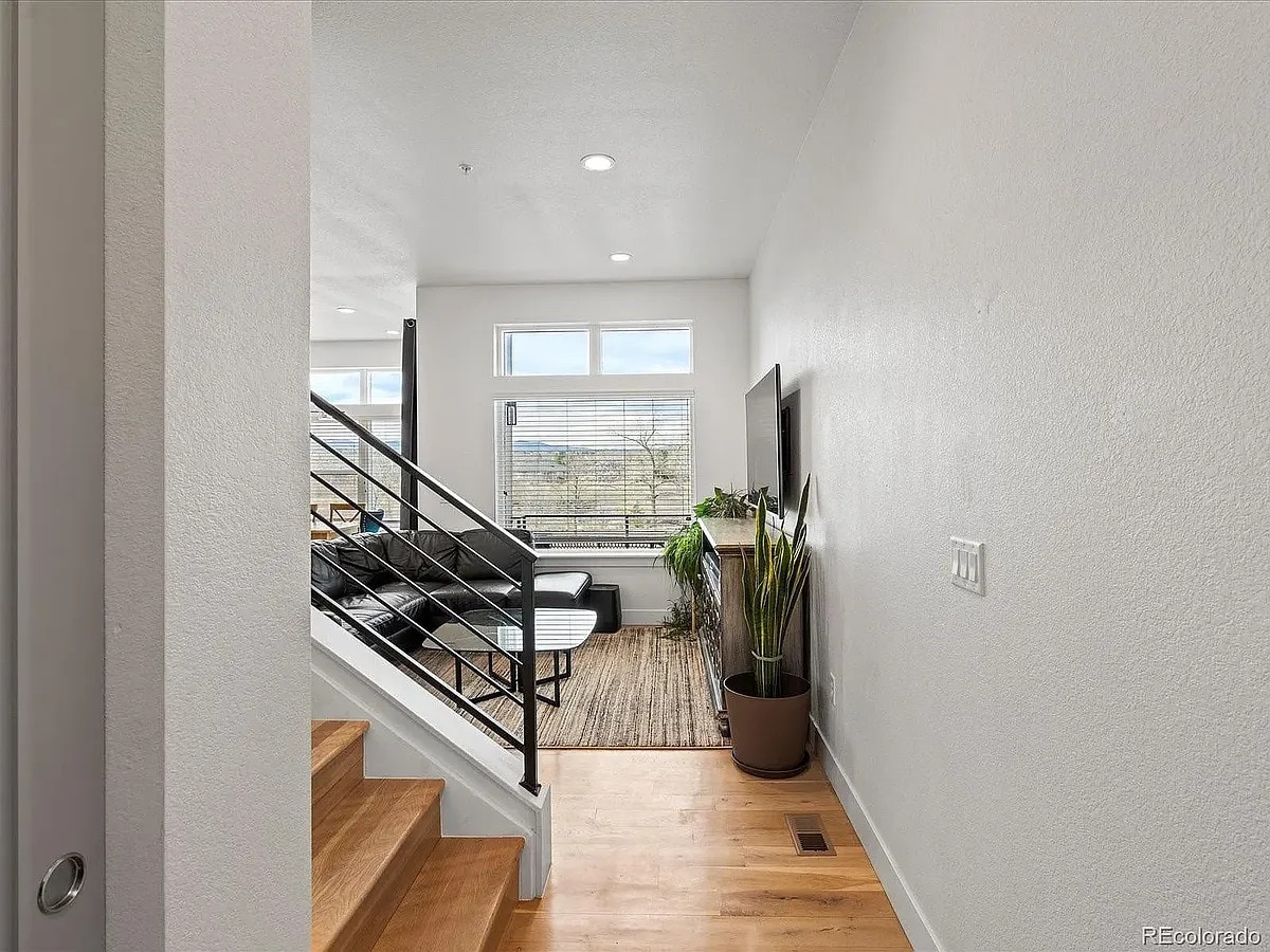 Building Photo - 5469 S Curtice St