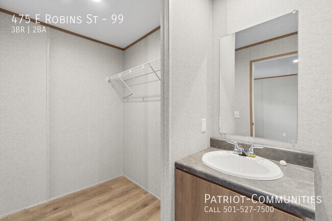 Building Photo - 475 E Robins St