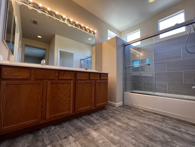 Building Photo - Beautiful Brentwood home with bed and full bath downstairs