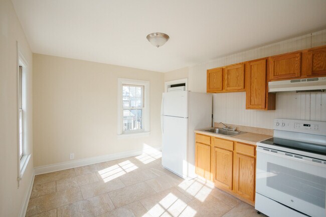 Building Photo - 319 Radcliffe St