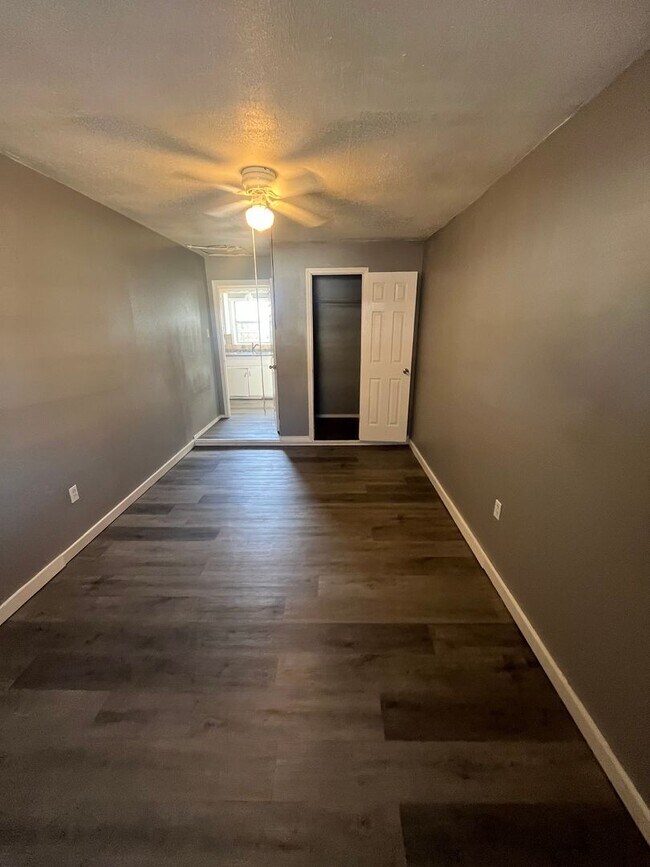 Building Photo - 2713 E 2nd St