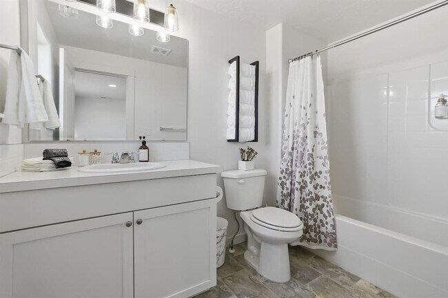 Building Photo - 304 Cliff Swallow Ave