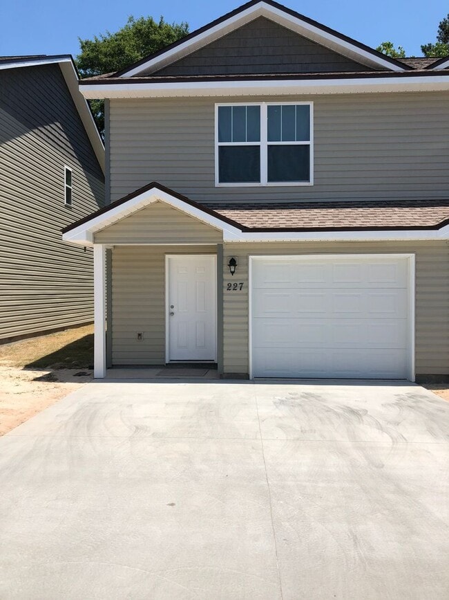 Building Photo - Beautiful Town-home with 3 bedroom, 2.5 bath located on Callaway Chase Lane.Close to TAFB