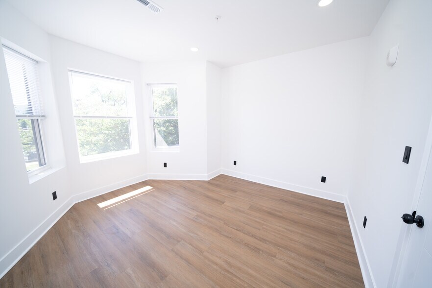 Building Photo - 4927 Catharine St