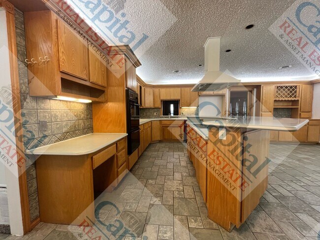 Building Photo - Spacious 2 Bedroom W/ Bonus Room