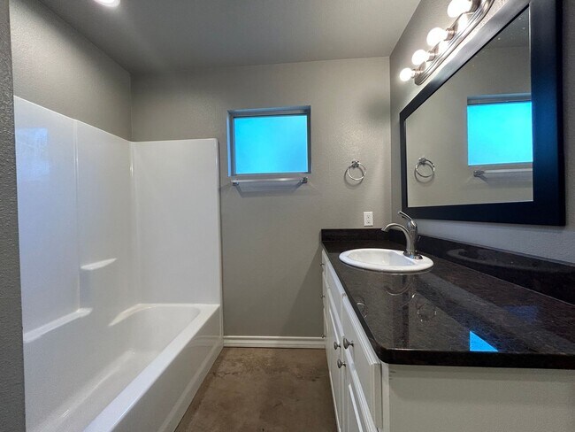 Building Photo - Beautiful Home Located Near High School, T...