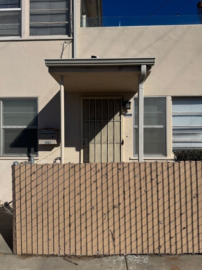 Building Photo - 1 Bedroom 1 bath apartment