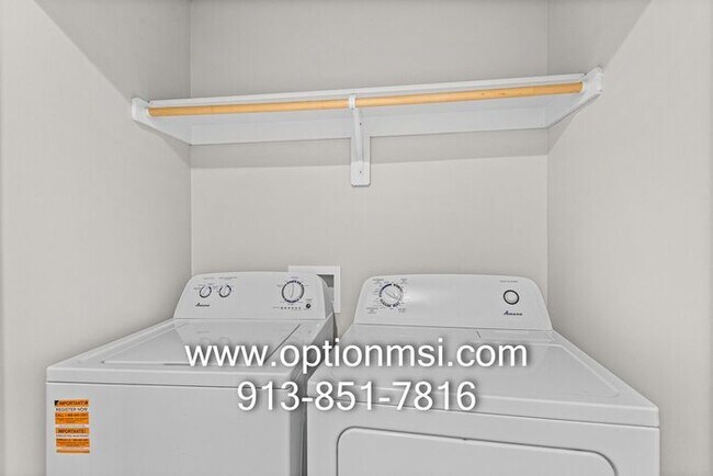 Building Photo - Fresh 3 Bedroom, 2 Bathroom Half Duplex