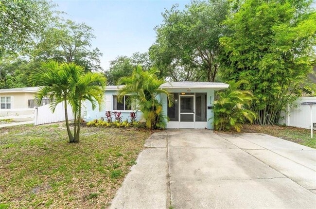 Building Photo - 2528 Boca Ciega Dr N