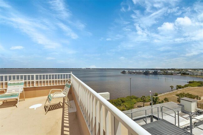 Building Photo - 1500 Park Beach Cir