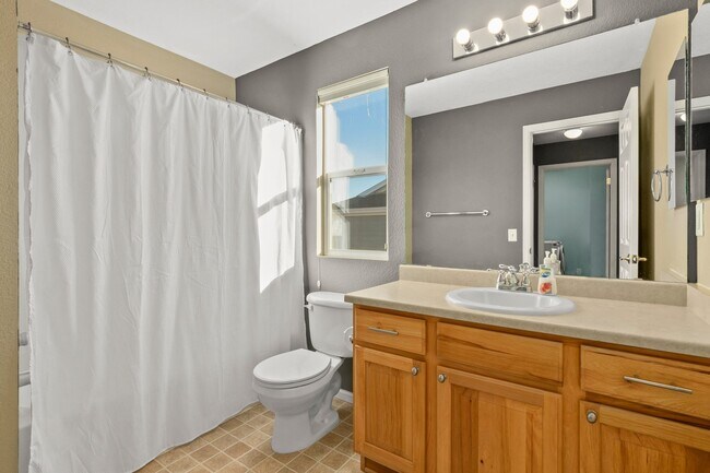 Building Photo - Gorgeous Home With Two Car Garage and Acce...