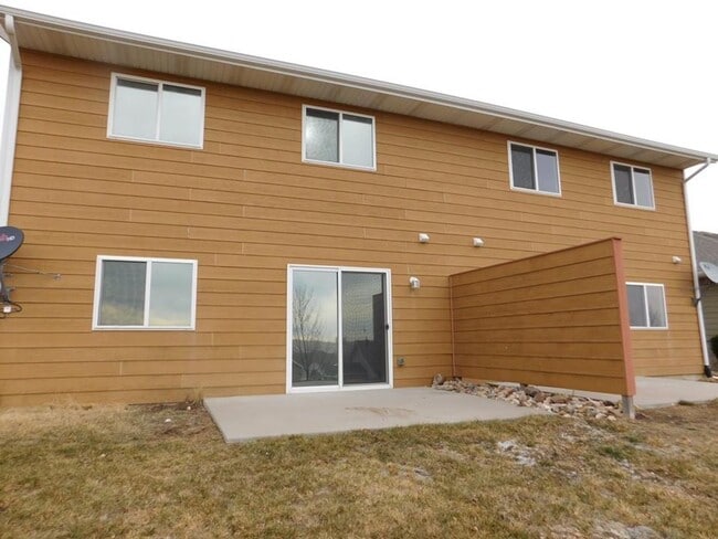 Building Photo - Charming 3 Bed, 2 Bath Townhome with Single-Car Garage