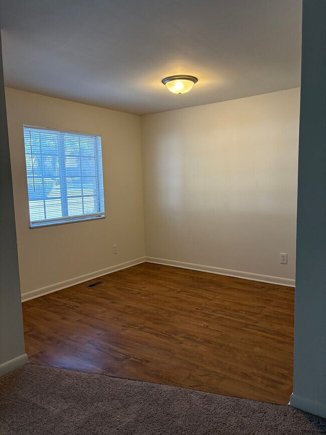 Building Photo - UNIQUE 3 BEDROOM 2 FULL BATH W/FREE STORAG...
