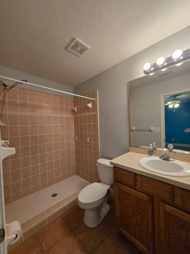 Building Photo - 3BR/3BA Two-Story Quad – Prime Location & Move-In Ready!