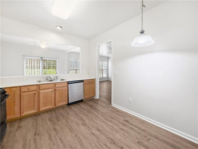Building Photo - 2425 Fairlie Dr