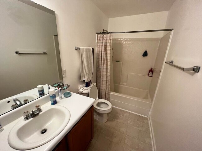 Building Photo - Room in House on Autumn Leaf Ln