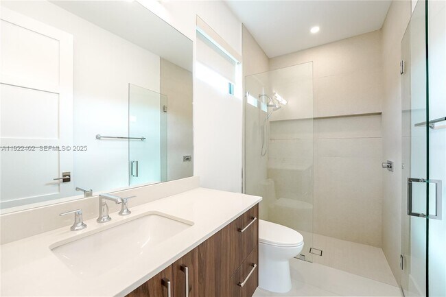 Building Photo - 333 NE Spanish Ct