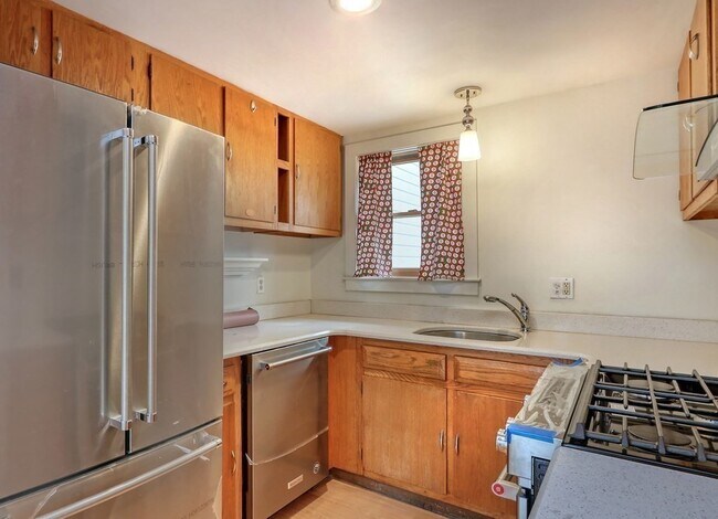 Building Photo - 12 Lilac Ct