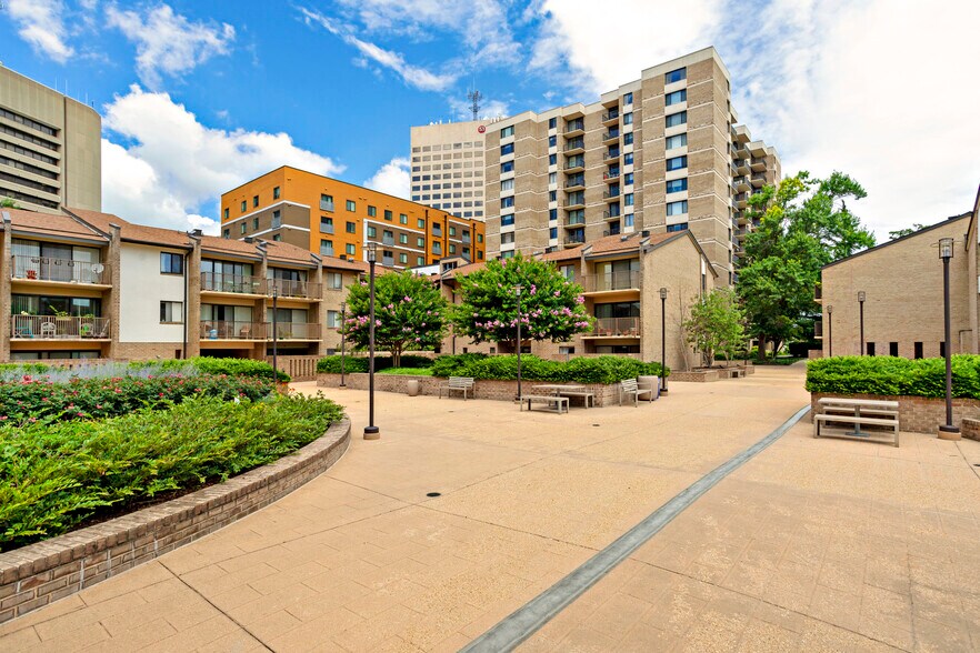 Welcome to Americana Centre - 118 Monroe St