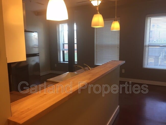Building Photo - 425 Campbell Ave SW