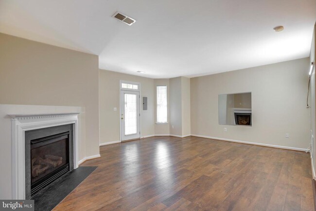 Building Photo - 4527 English Holly Dr