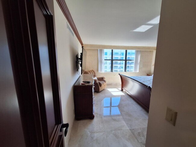 Building Photo - 3400 N Ocean Dr