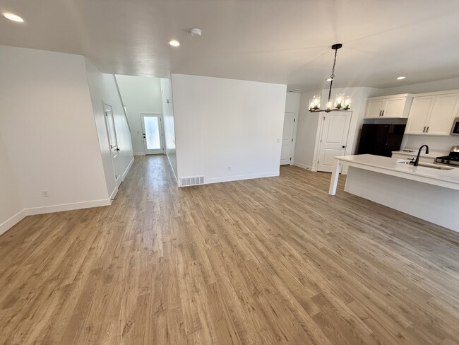 Building Photo - 564 1860 N