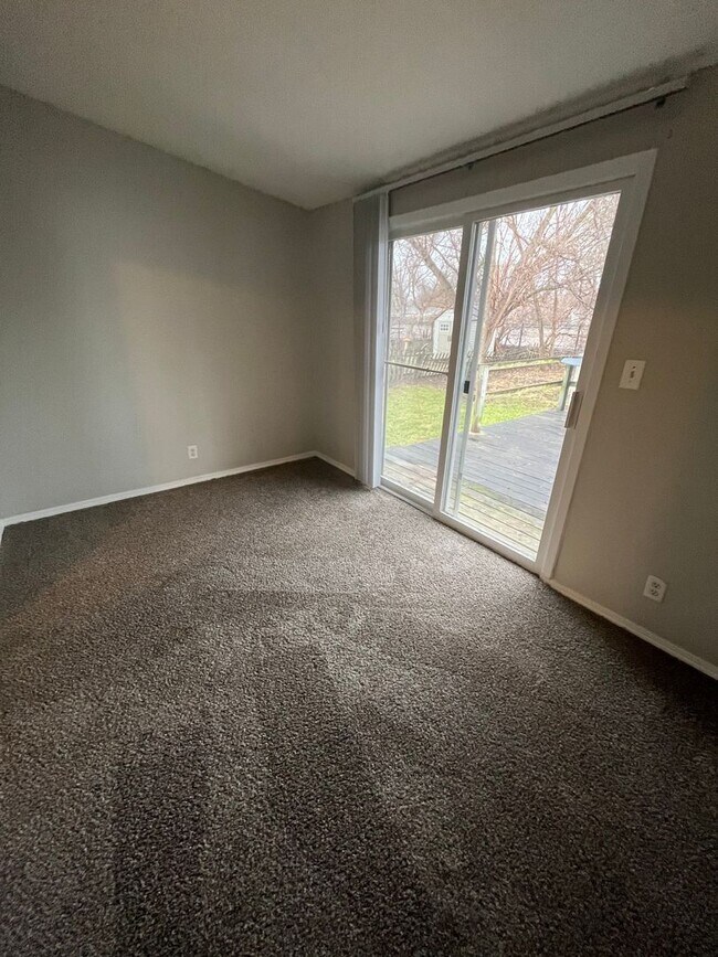 Building Photo - 2142 Ulen Ln