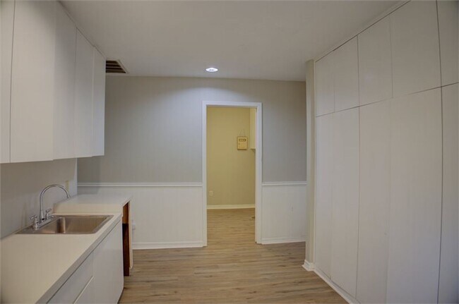 Building Photo - Beautiful Ranch-Style Rental in Marion Gar...