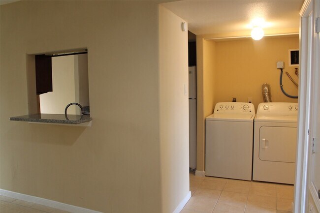 Building Photo - 16111 Aspenglenn Dr