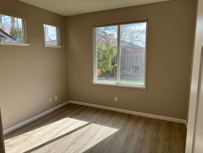 Building Photo - Beautiful 5 Bedroom, 3 Bath Brentwood Home / Downstairs Bedroom and Bath