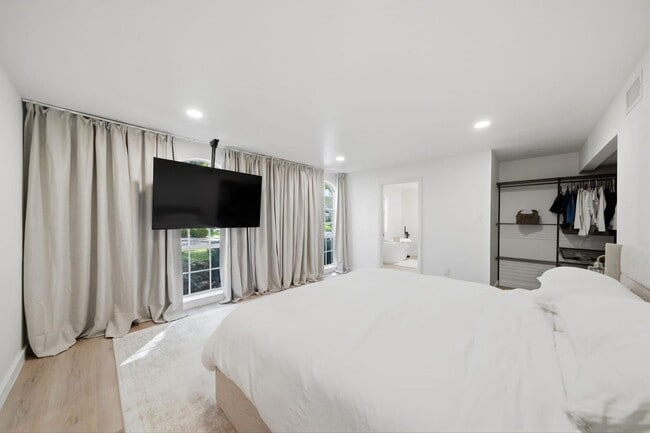 Building Photo - 5610 Court of Lions St