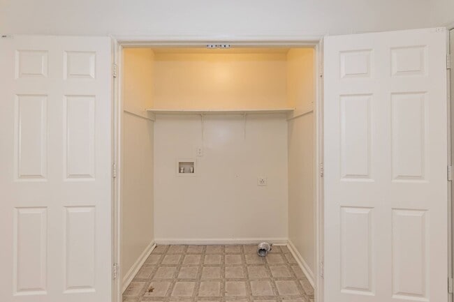 Building Photo - Two Bedroom Home!