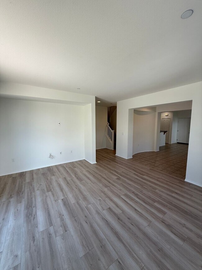 Building Photo - Beautiful 4 Bedroom, 2 1/2 Bathroom Townho...