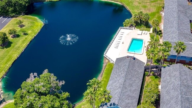 Building Photo - 200 Country Club Dr