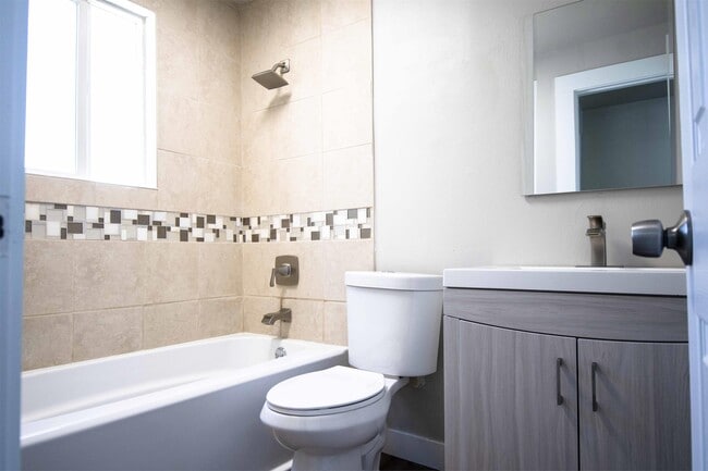 Building Photo - 5 Wallace St