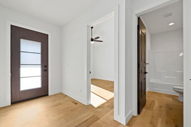 Building Photo - Three Bedroom Twin Villa with Finished Bas...