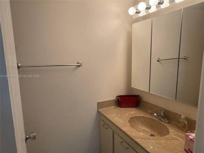 Building Photo - 2500 Parkview Dr