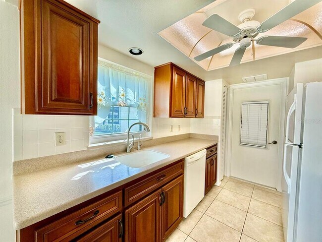 Building Photo - 940 Rosewood Ln
