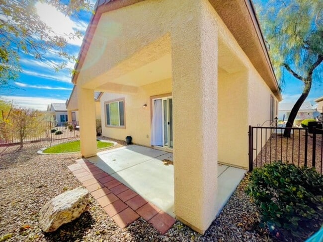 Building Photo - Beautiful Upgraded, single story home in a...