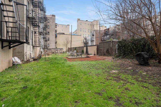 Building Photo - 809 Park Ave